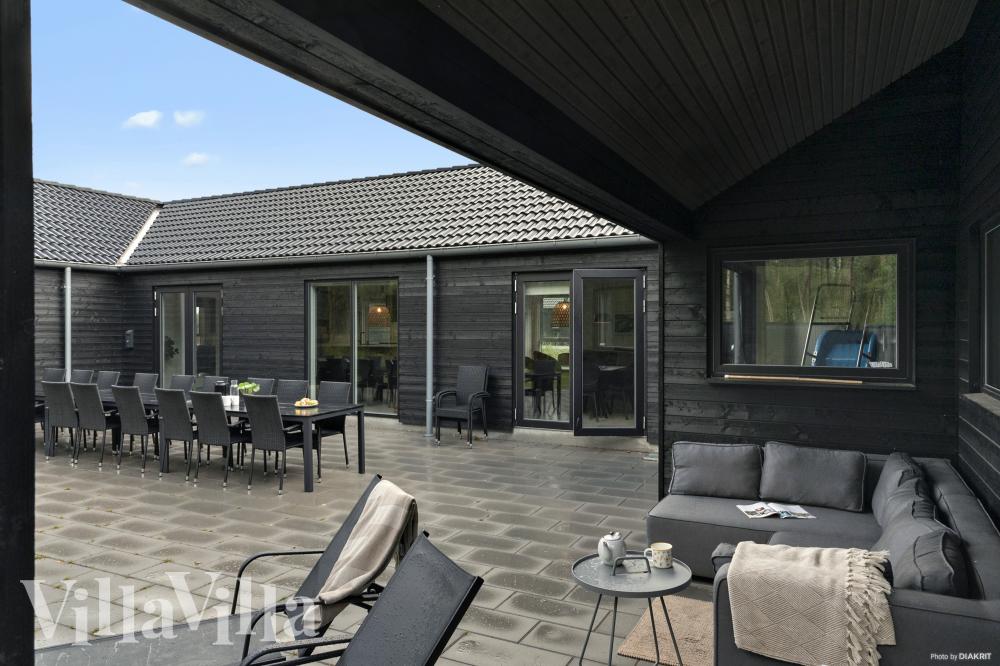 På terrassen i sommerhus nr. 905 er der plads til 30 personer.