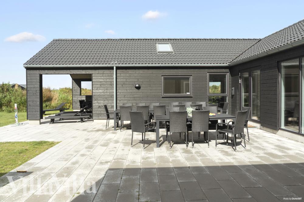 På terrassen i sommerhus nr. 913 er der plads til 24 personer.