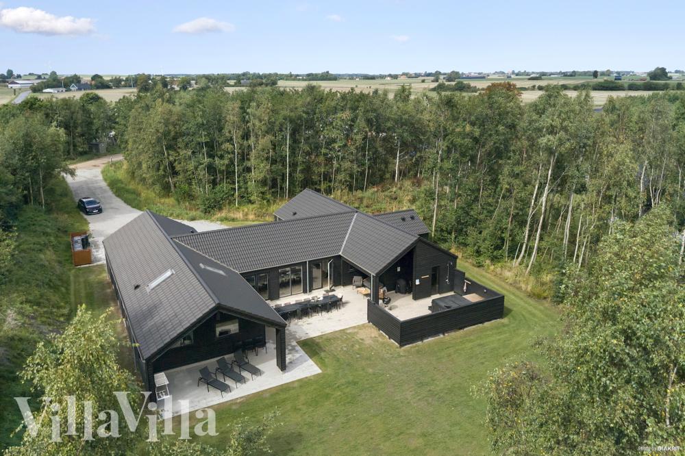 Dette skønne poolhus nr. 911 med plads til 20 personer ligger i Lolland/Falster/Møn