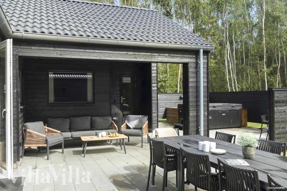 På terrassen i sommerhus nr. 911 er der plads til 20 personer.