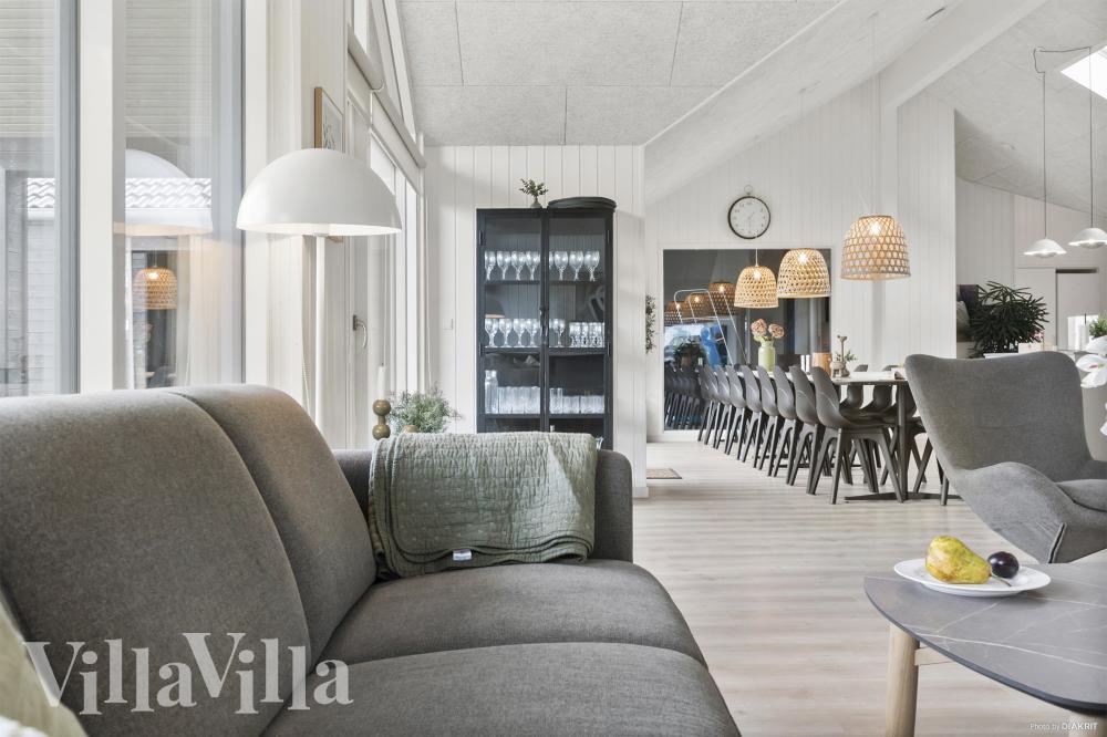 Der er mulighed for hygge i sommerhusets sofaarrangement, når I besøger luksushus nr. 912