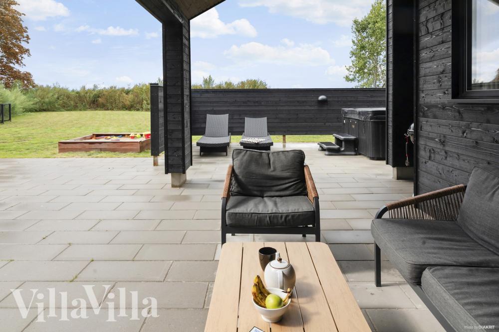 Luksushus nr. 912 har en dejlig terrasse med gode havemøbler til 18 personer.