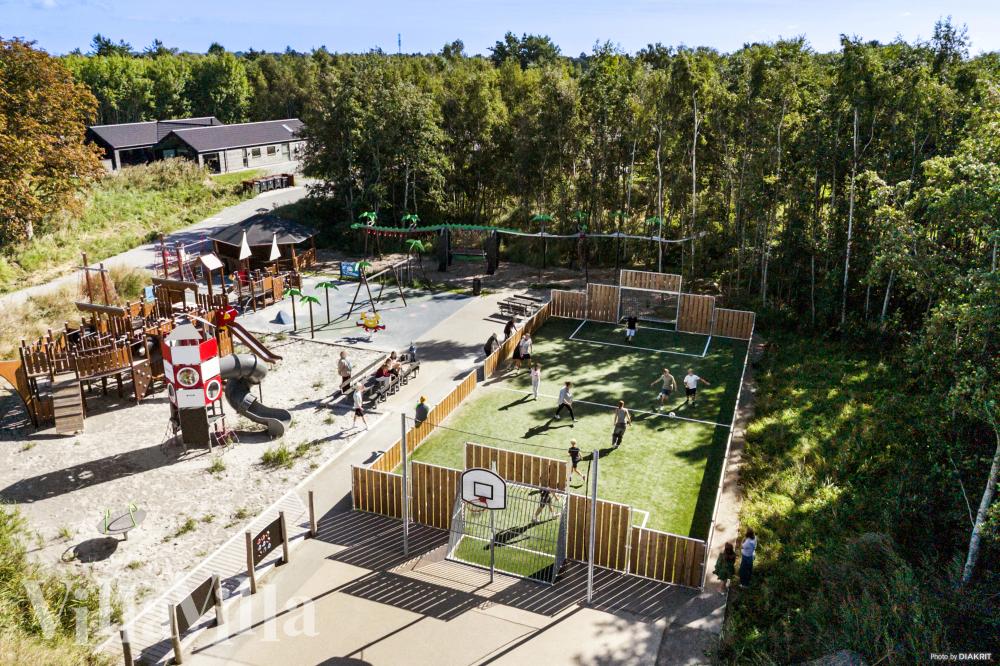 Ud over de mange timer, man kan bruge i husets pool-afdeling, så byder luksushus 914 også på mange udendørs aktiviteter
