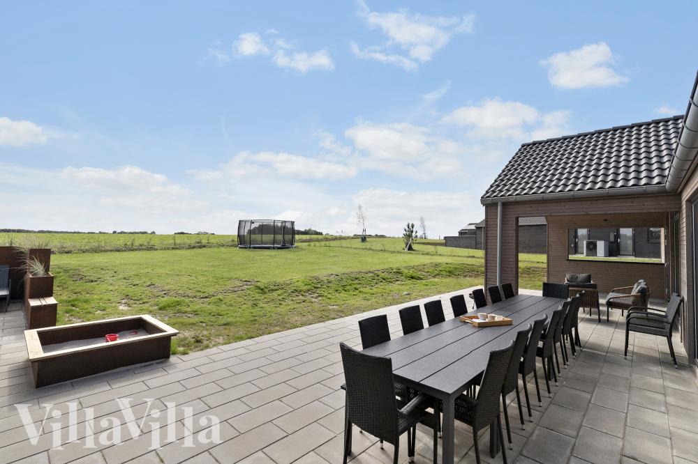 Luksushus nr. 917 har en dejlig terrasse med gode havemøbler til 20 personer.