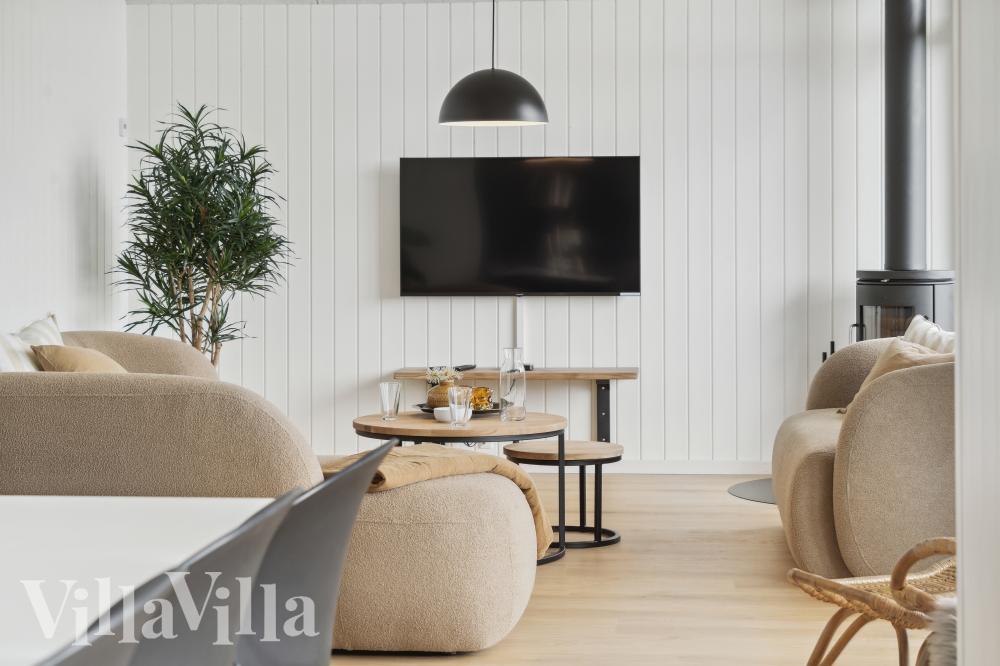 Der er mulighed for hygge i sommerhusets sofaarrangement, når I besøger luksushus nr. 1015