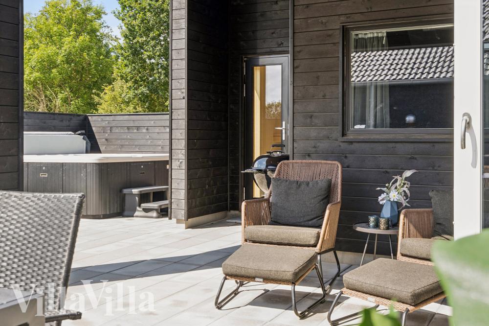 Luksushus nr. 1015 har en dejlig terrasse med gode havemøbler til 14 personer.