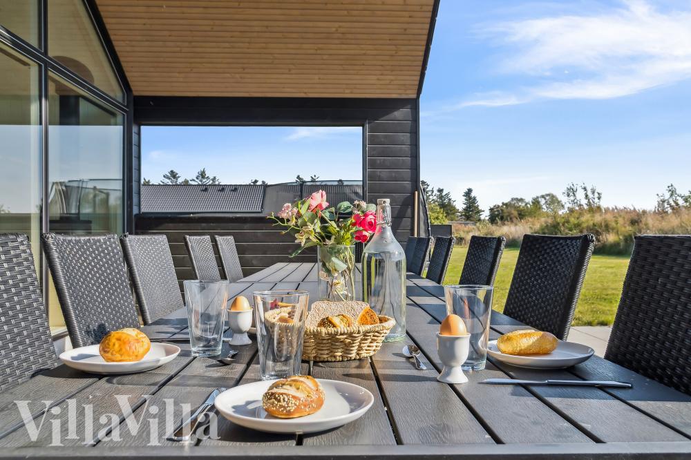 Nyd en grillaften på terrassen i luksushus nr. 1015 i Vestjylland