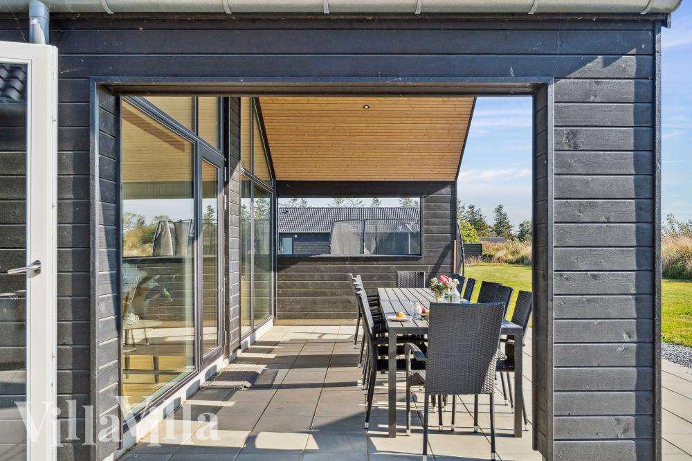 På terrassen i sommerhus nr. 1015 er der plads til 14 personer.