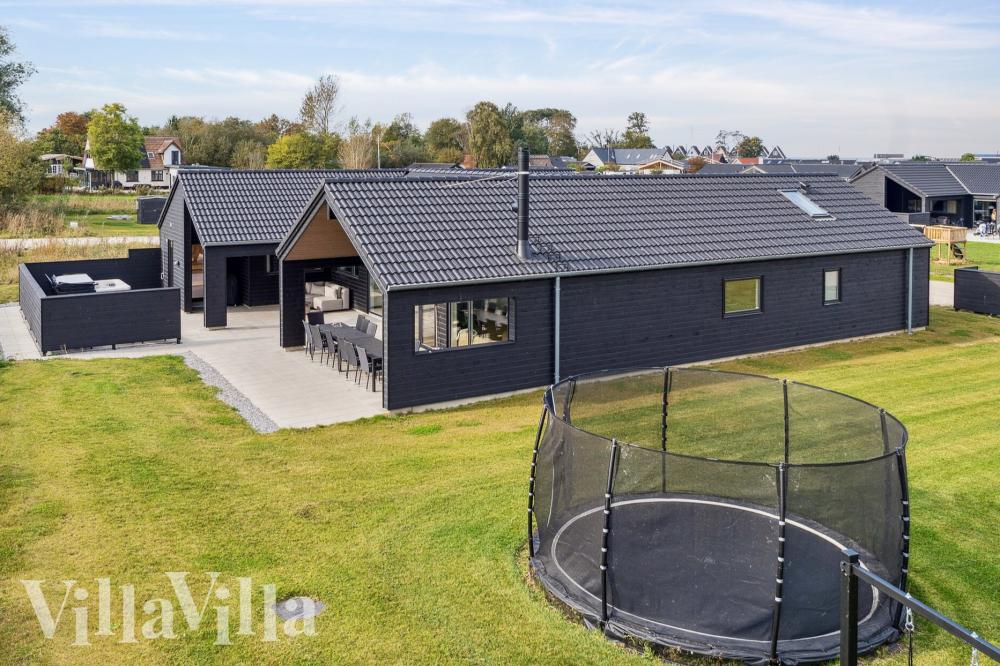 Dette skønne poolhus nr. 1015 med plads til 14 personer ligger i Vestjylland