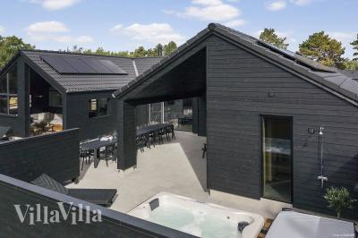 Dette skønne poolhus nr. 960 med plads til 18 personer ligger i Lolland/Falster/Møn
