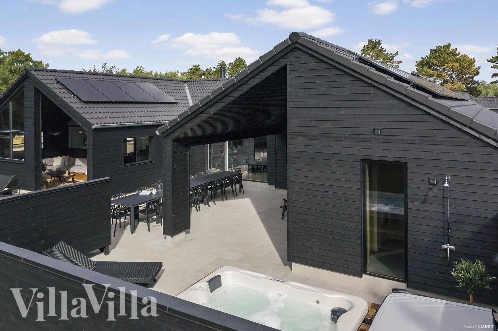 Dette skønne poolhus nr. 960 med plads til 18 personer ligger i Lolland/Falster/Møn