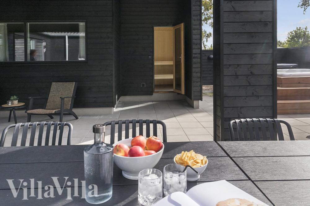 Nyd en grillaften på terrassen i luksushus nr. 960 i Lolland/Falster/Møn