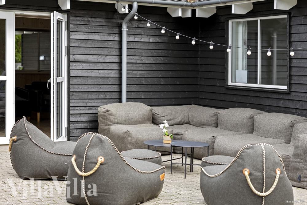 Luksushus nr. 406 har en dejlig terrasse med gode havemøbler til 24 personer.
