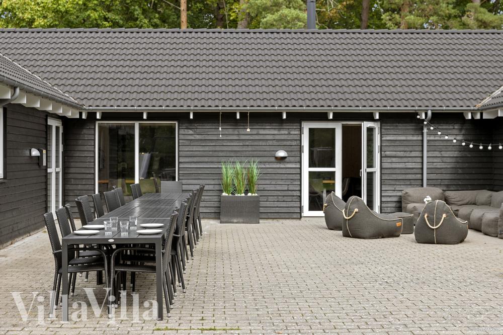 På terrassen i sommerhus nr. 406 er der plads til 24 personer.
