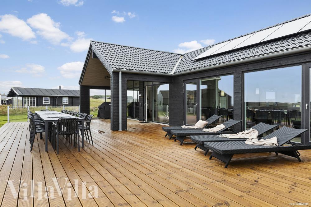 Stor terrasse ved luksushus nr. 959 i Nordjylland.