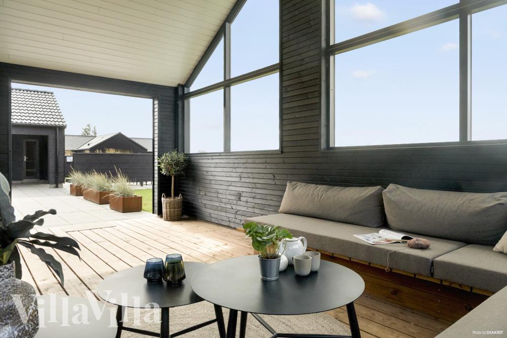 På terrassen i sommerhus nr. 910 er der plads til 30 personer.