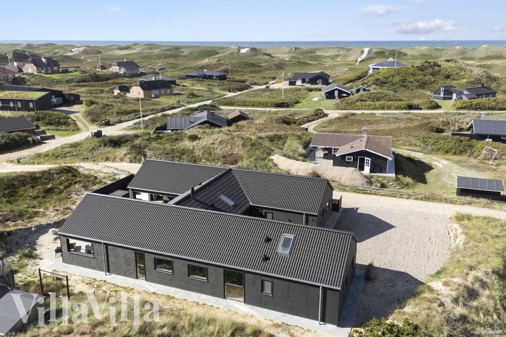 I Vestjylland ligger dette fine poolhus nr. 672 med plads til 18 personer.