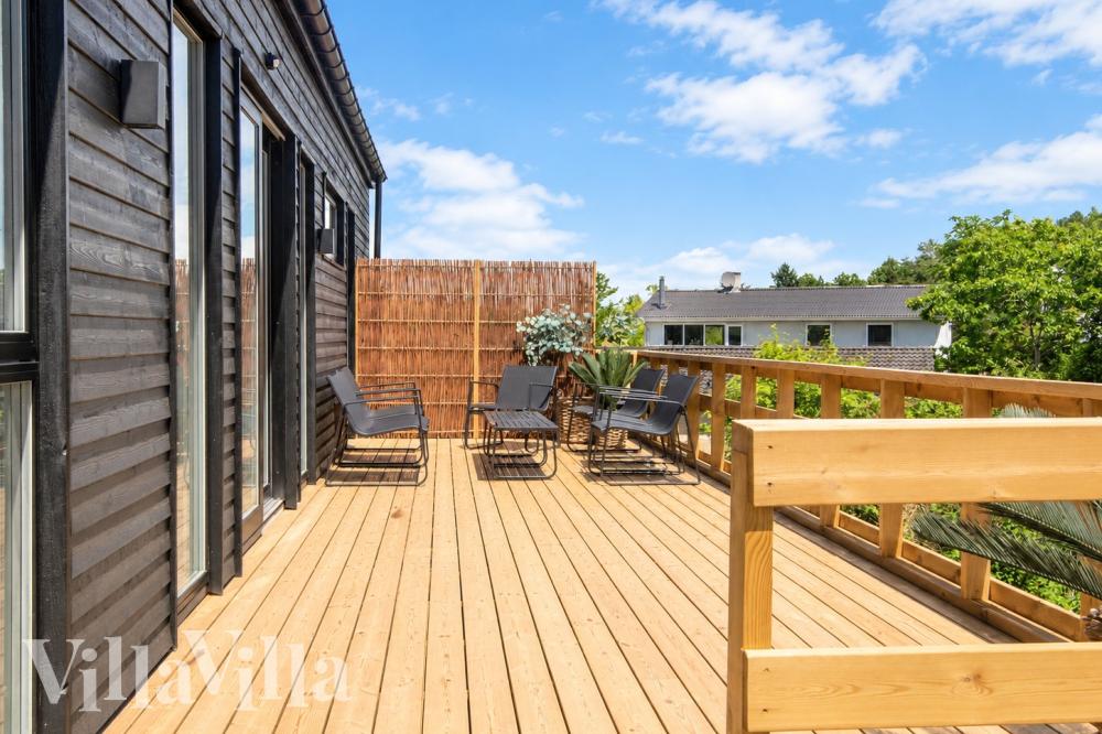På terrassen i sommerhus nr. 941 er der plads til 16 personer.