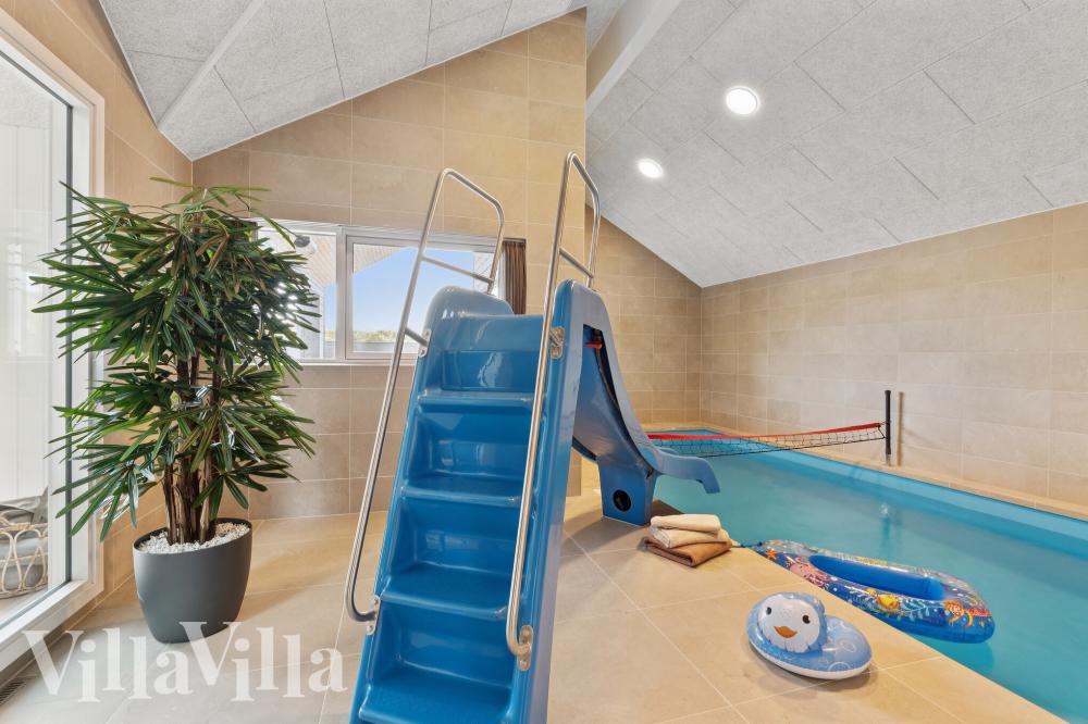 Sommerhus 1008 er indrettet med en lækker poolafdeling med vandrutsjebane, dejlig stor indbygget spabad og sauna