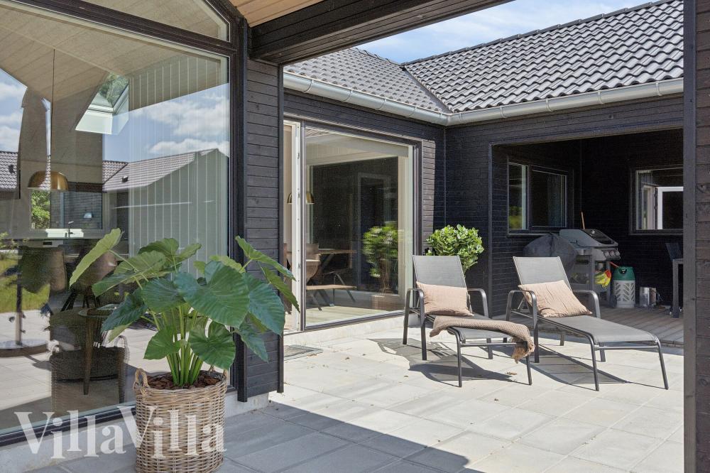 Nyd en grillaften på terrassen i luksushus nr. 1008 i Vestjylland