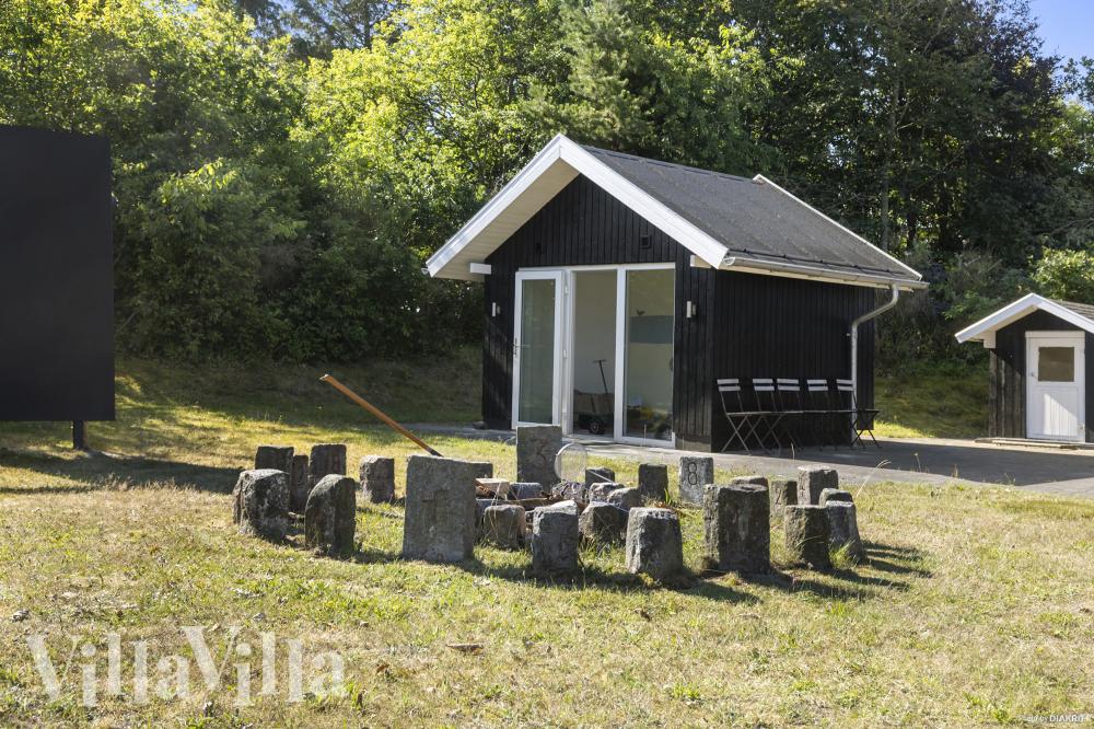 I det attraktive aktivitesrum i luksushus nr. 1009 i Limfjorden  er der masser af udendørs aktiviteter, f.eks. legetårn og gynge