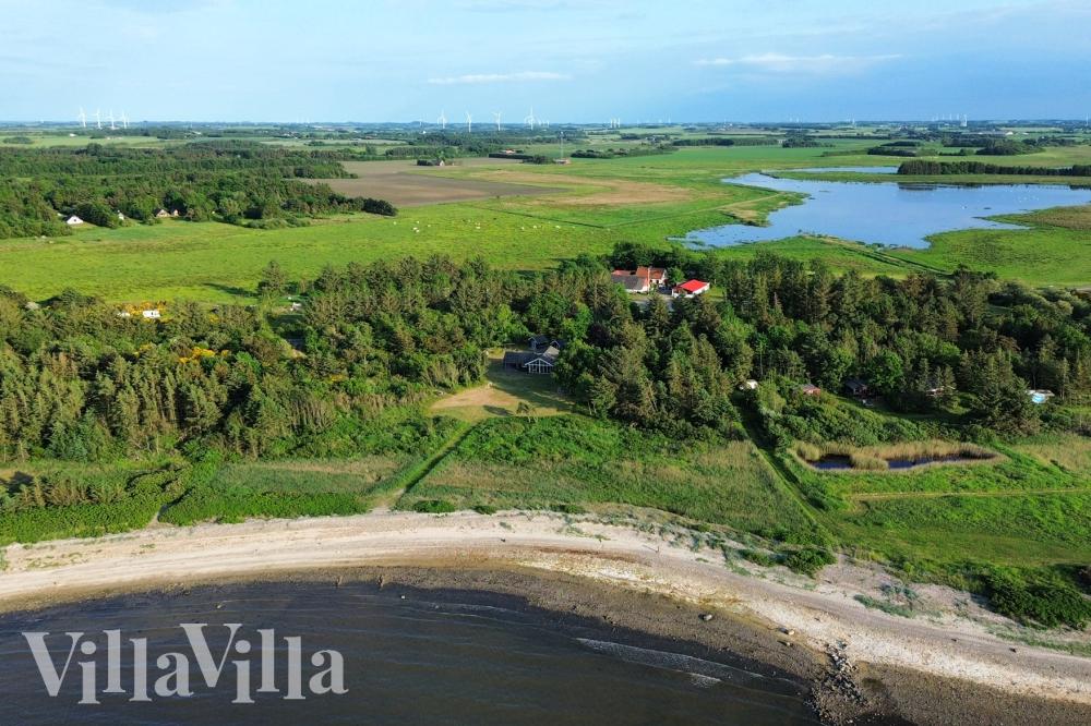 Det skønne område Limfjorden indbyder til et ophold i luksushus nr. 1009.