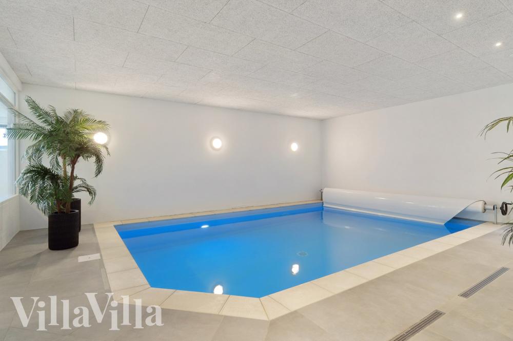 Sommerhus 1022 er indrettet med en lækker poolafdeling med vandrutsjebane, dejlig stor indbygget spabad og sauna