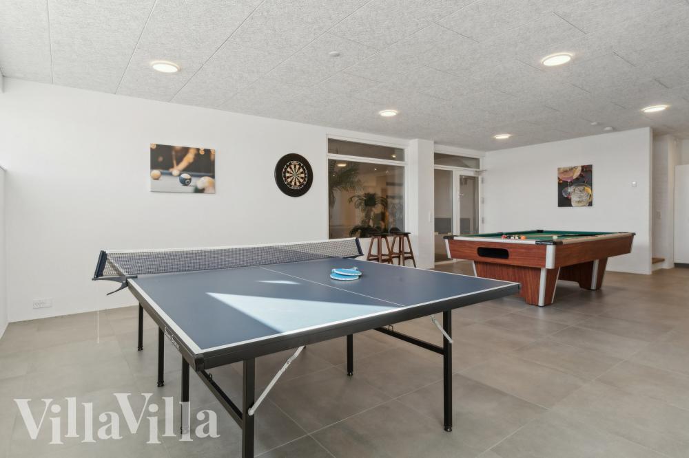 Ud over de mange timer, man kan bruge i husets pool-afdeling, så byder luksushus 1022 også på billard/bordtennis og dart