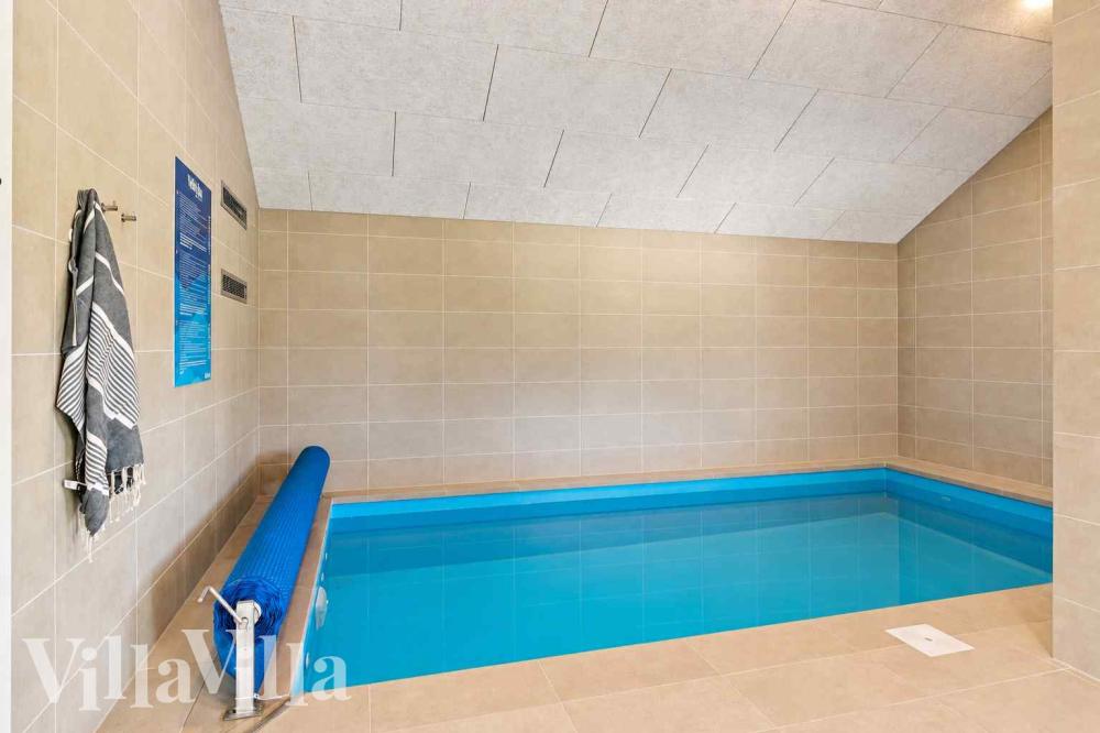 Sommerhus 1020 er indrettet med en lækker poolafdeling med vandrutsjebane, dejlig stor indbygget spabad og sauna
