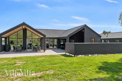 Dette skønne poolhus nr. 1020 med plads til 14 personer ligger i Bornholm