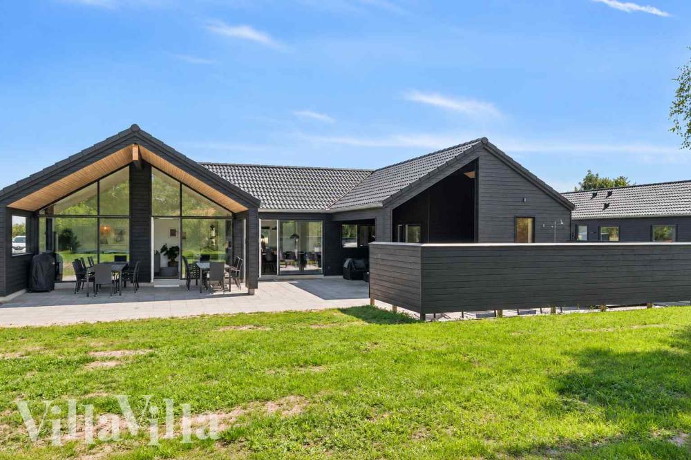Dette skønne poolhus nr. 1020 med plads til 14 personer ligger i Bornholm
