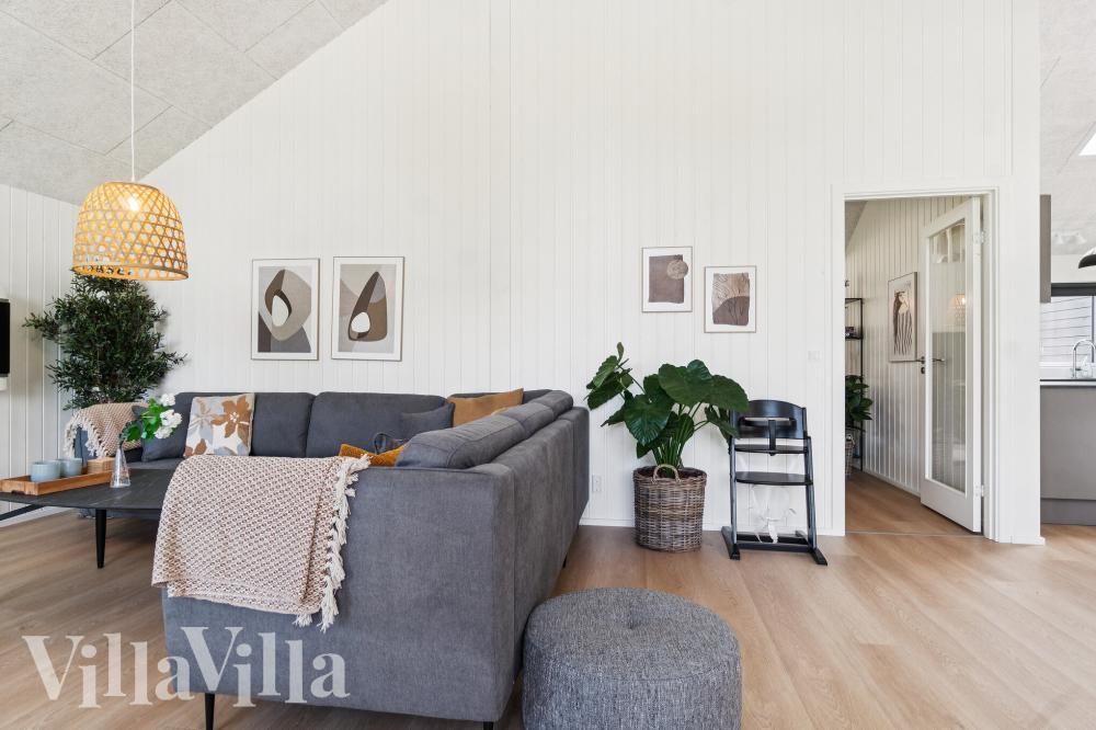 Der er mulighed for hygge i sommerhusets sofaarrangement, når I besøger luksushus nr. 1020