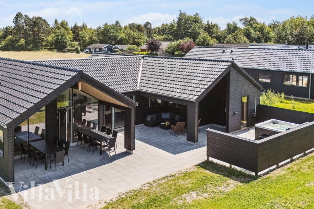Flot sommerhus nr. 1020 med god plads til op til 14 personer