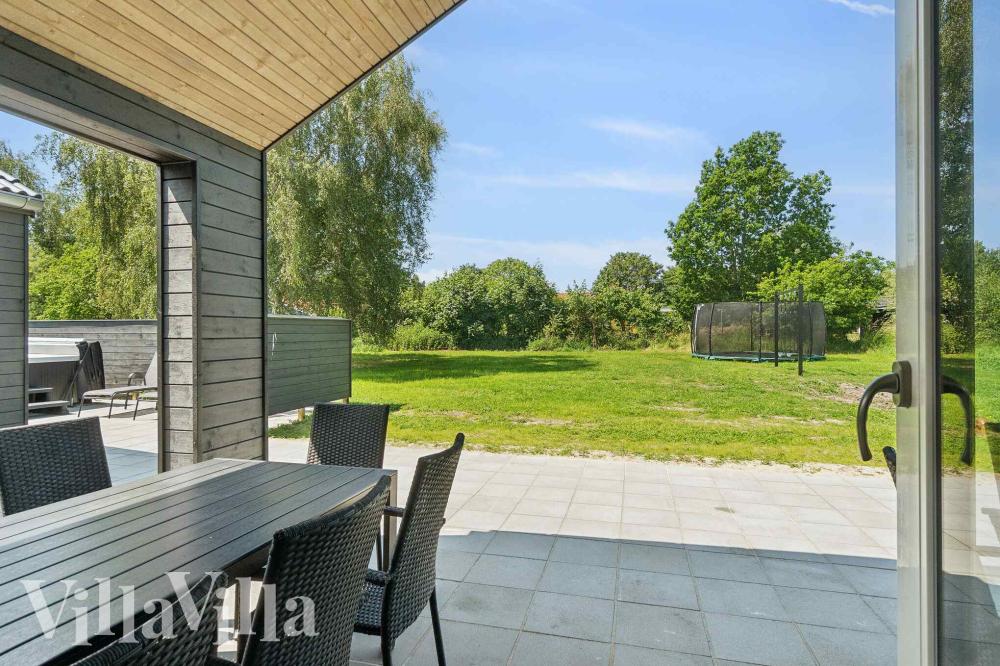 Stor terrasse ved luksushus nr. 1020 i Bornholm.