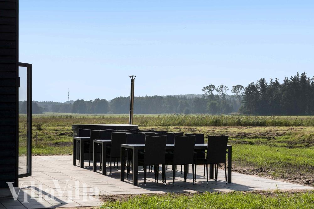 Luksushus nr. 1014 har en dejlig terrasse med gode havemøbler til 16 personer.