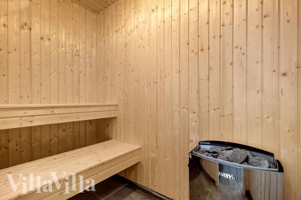 Nyd varmen i saunaen i luksushus nr. 1014 til 16 personer