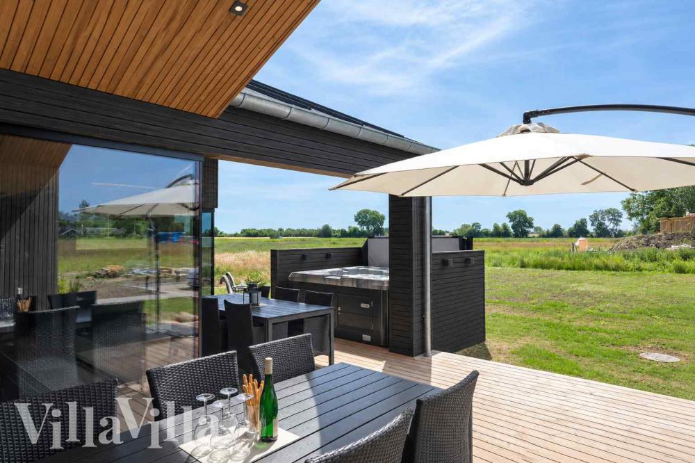 Luksushus nr. 1023 har en dejlig terrasse med gode havemøbler til 16 personer.