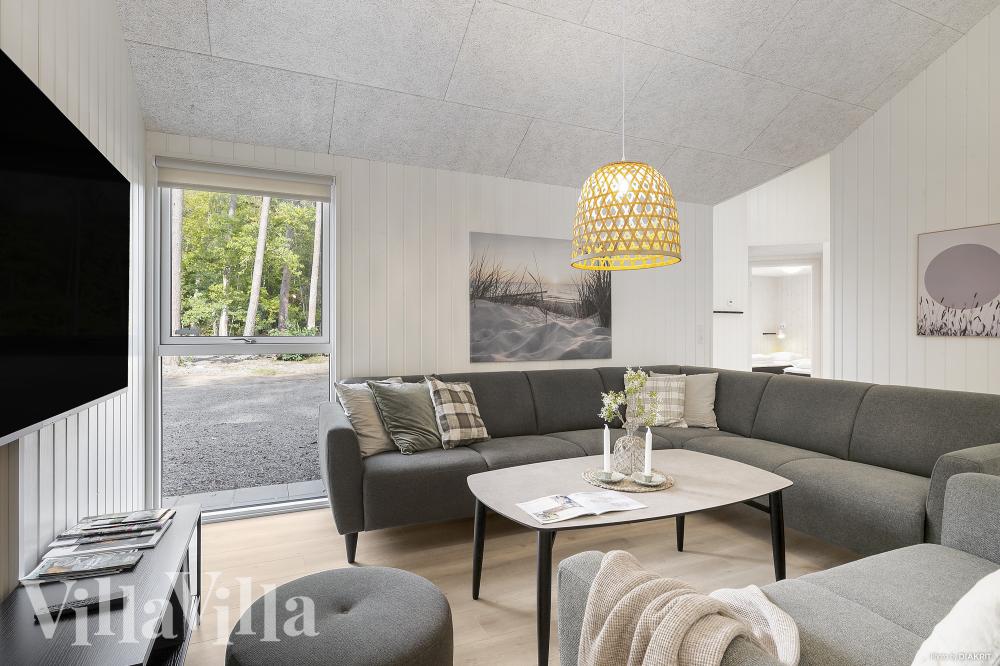 Sofaen i luksushus 973 i Bornholm indbyder til brætspil eller at se en film sammen.