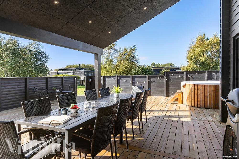 Luksushus nr. 1029 har en dejlig terrasse med gode havemøbler til 12 personer.