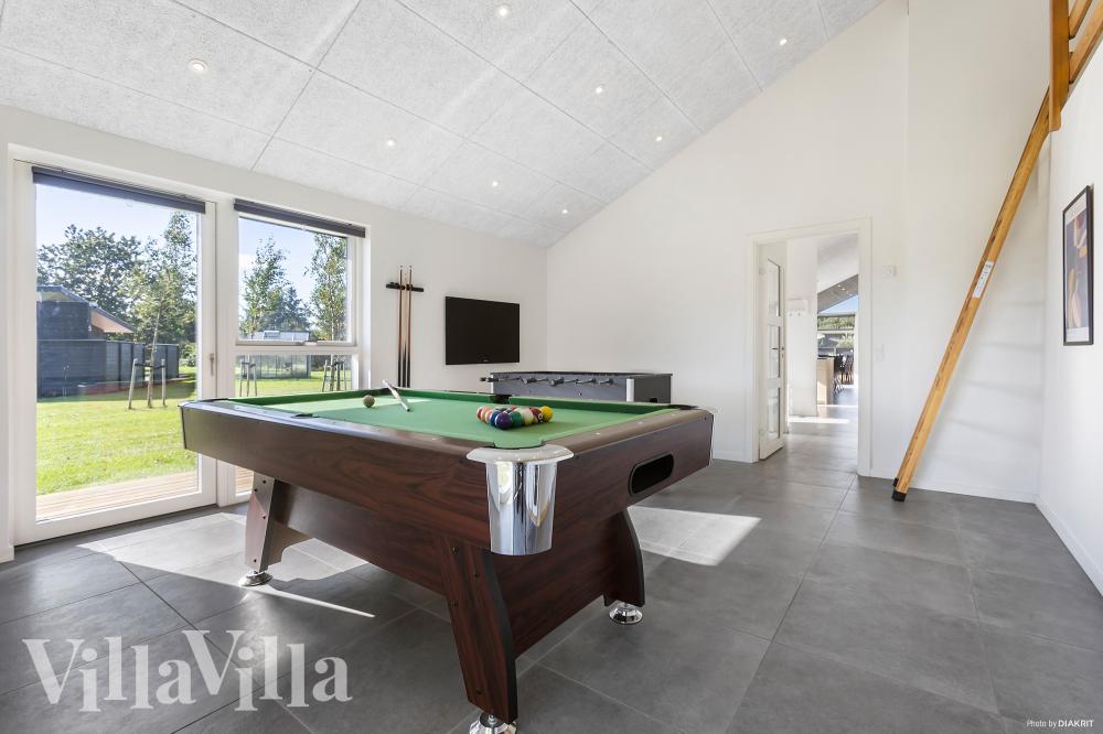 Ud over de mange timer, man kan bruge i husets pool-afdeling, så byder luksushus 1029 også på billard/bordtennis og dart