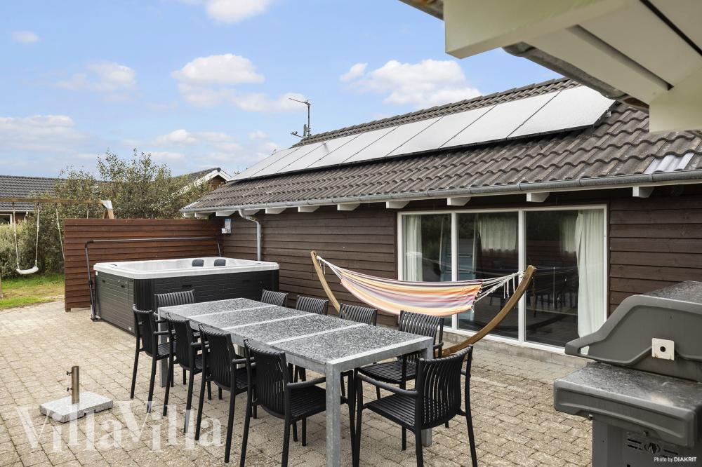 Luksushus nr. 236 har en dejlig terrasse med gode havemøbler til 14 personer.