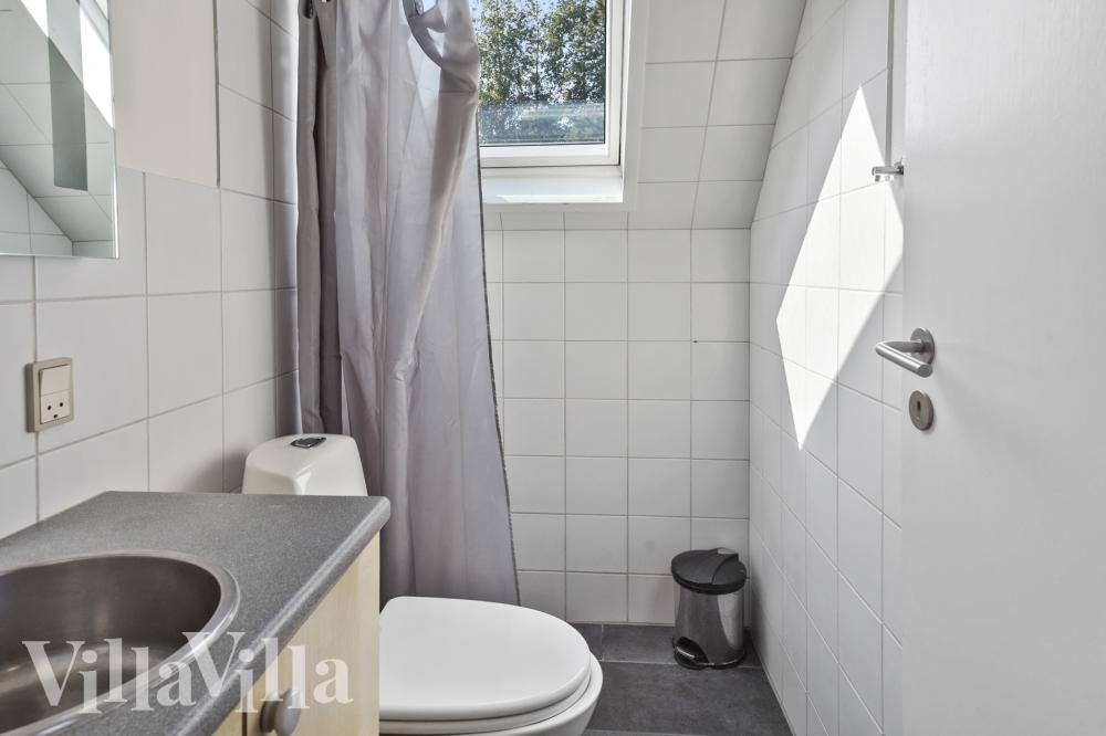 Der er bad med brus i luksushus nr. 1016 til 14 personer.