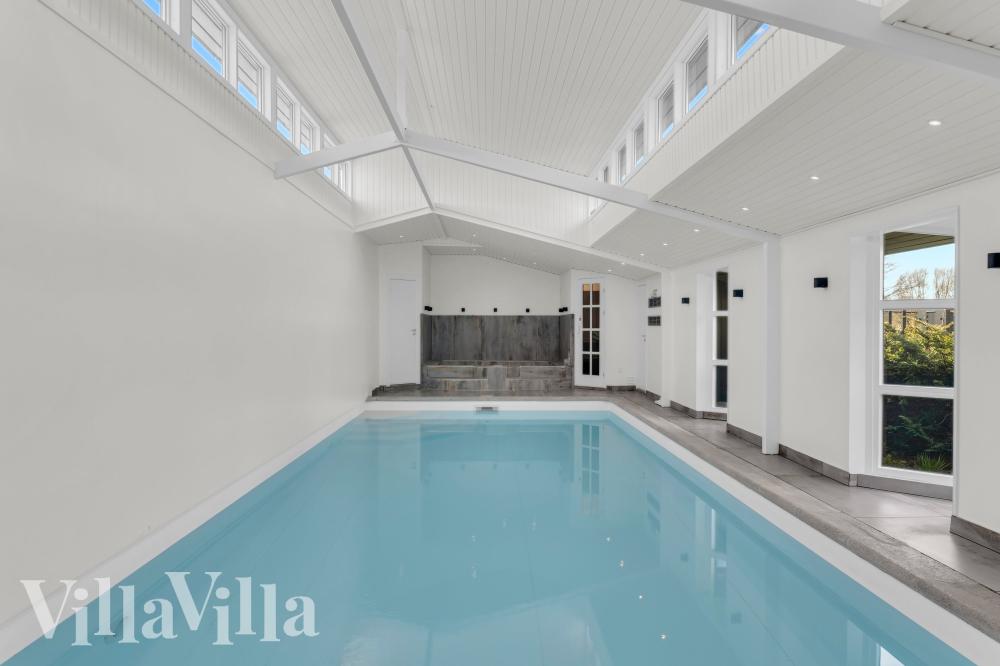 Sommerhus 1024 er indrettet med en lækker poolafdeling med vandrutsjebane, dejlig stor indbygget spabad og sauna