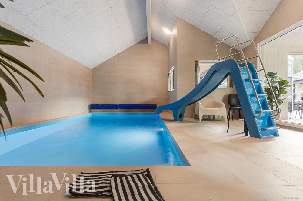 Sommerhus 962 er indrettet med en lækker poolafdeling med vandrutsjebane, dejlig stor indbygget spabad og sauna