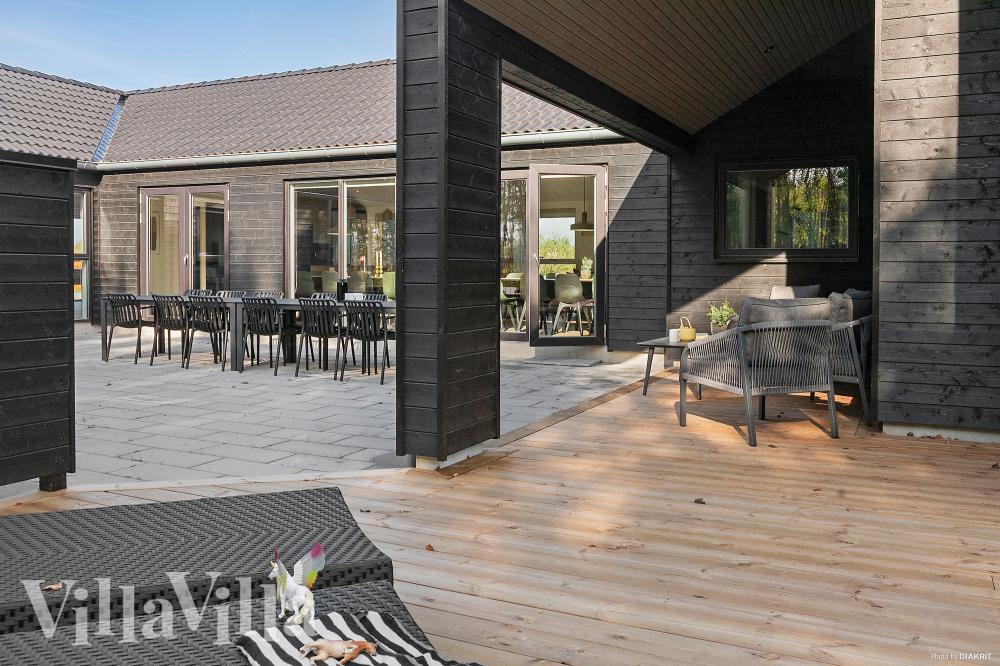 Luksushus nr. 962 har en dejlig terrasse med gode havemøbler til 24 personer.