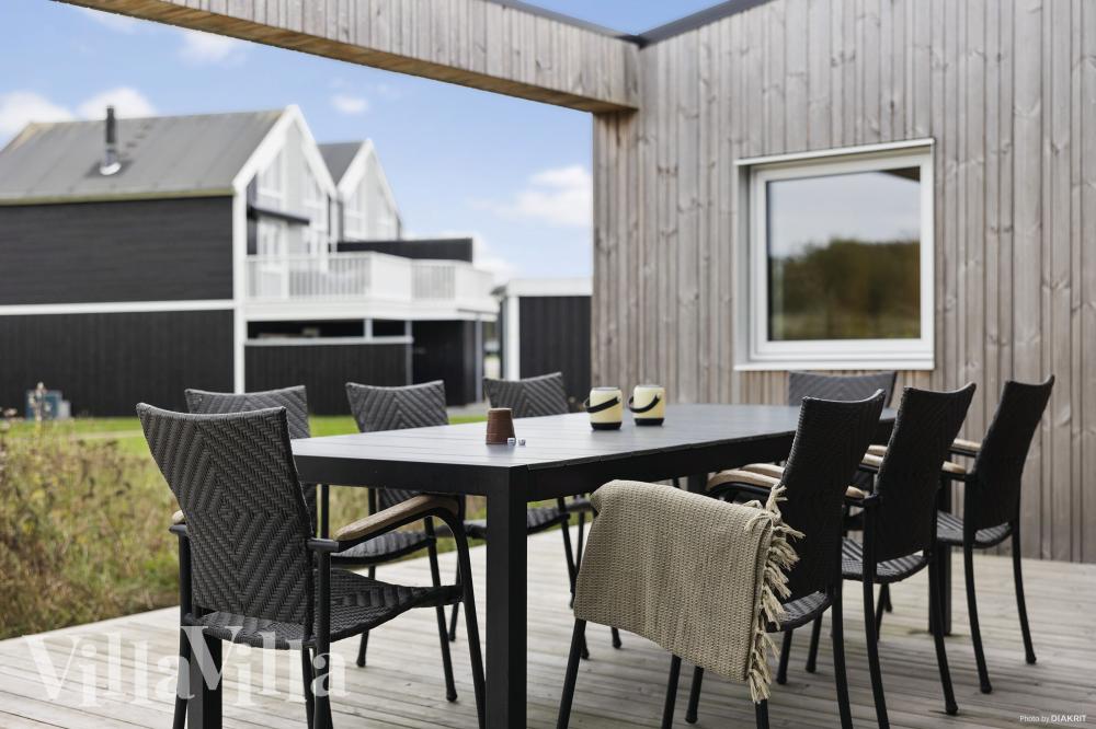 Luksushus nr. 1030 har en dejlig terrasse med gode havemøbler til 12 personer.