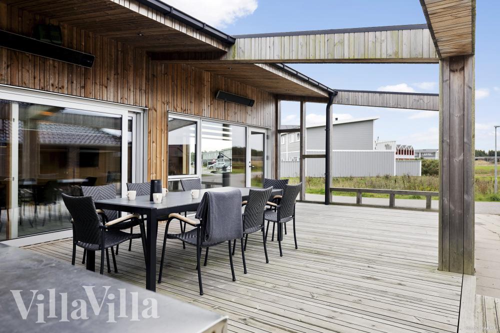 Nyd en grillaften på terrassen i luksushus nr. 1030 i Nordjylland