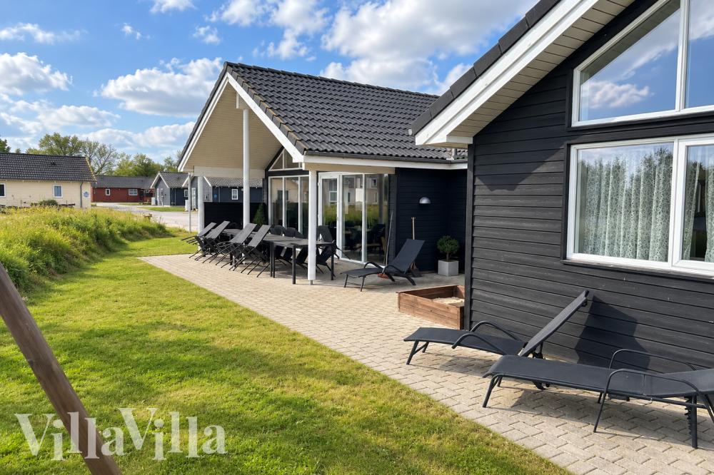 Luksushus nr. 726 har en dejlig terrasse med gode havemøbler til 18 personer.