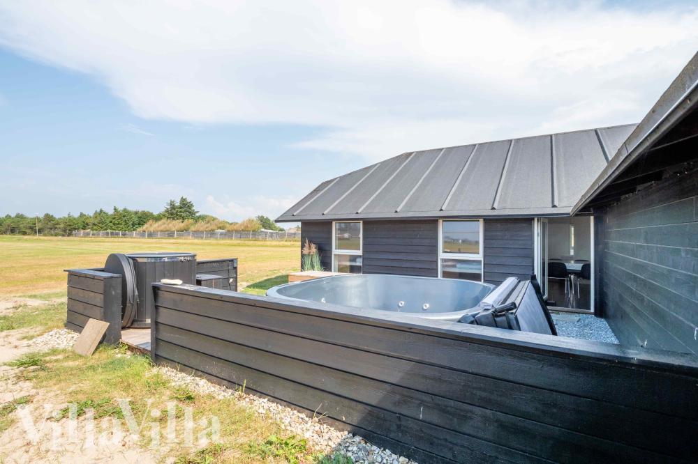 Nyd en grillaften på terrassen i luksushus nr. 637 i Nordjylland