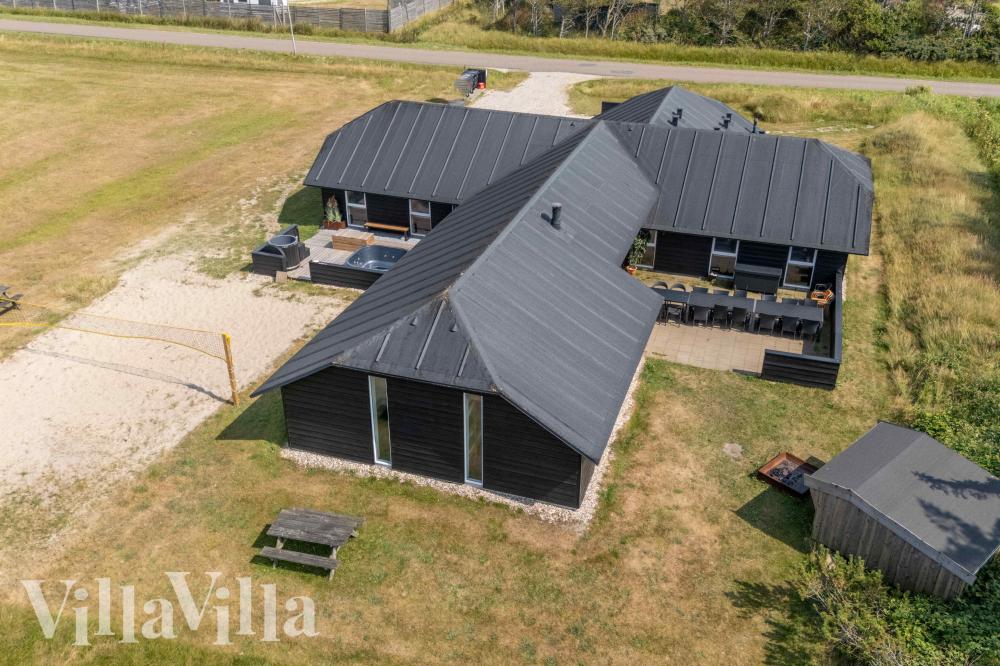 I Nordjylland ligger dette fine poolhus nr. 637 med plads til 24 personer.
